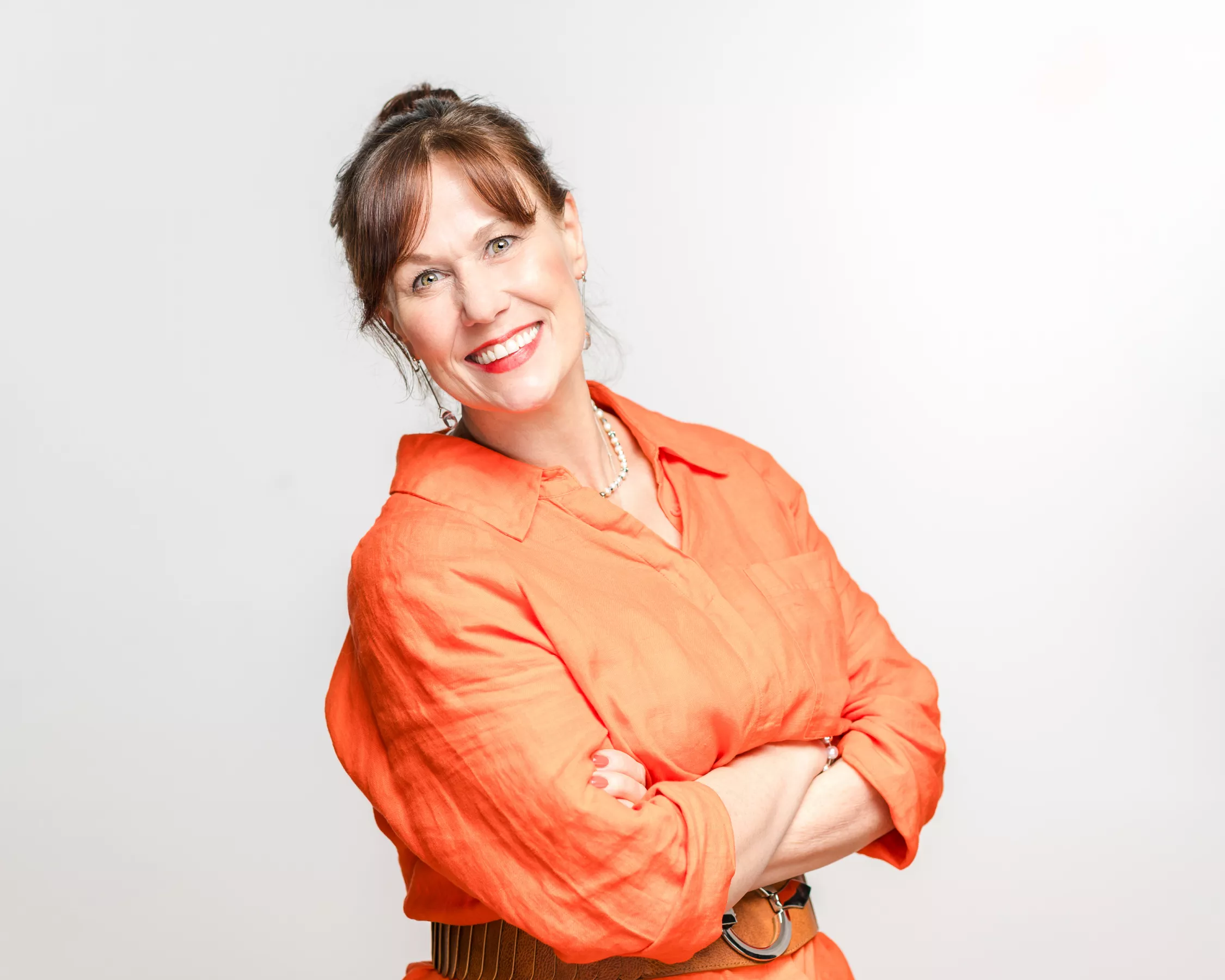 Patricia Häberle lächelnd, mit verschränkten Händen auf Brusthöhe