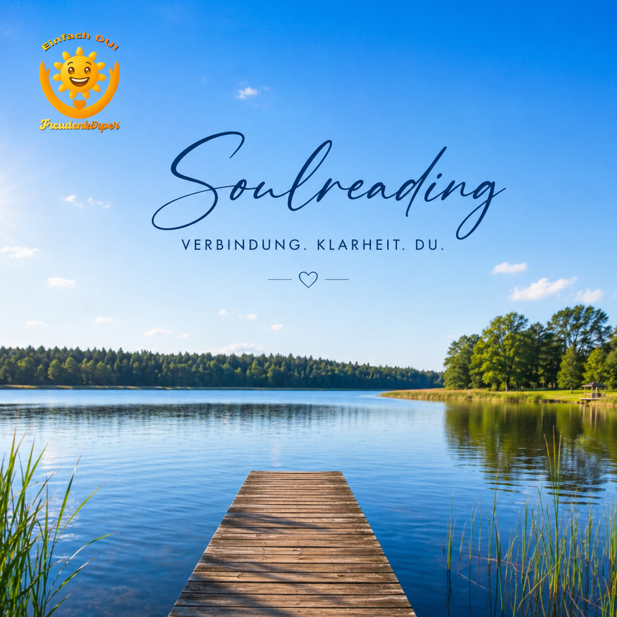 Ruhiger See mit Steg und viel Wald am gegenüberliegenden Ufer